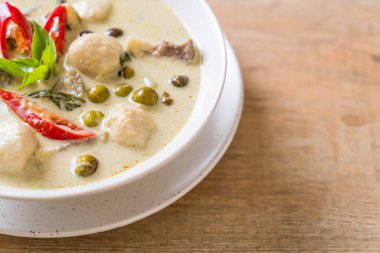 Balık top - Tay gıda ile yeşil köri