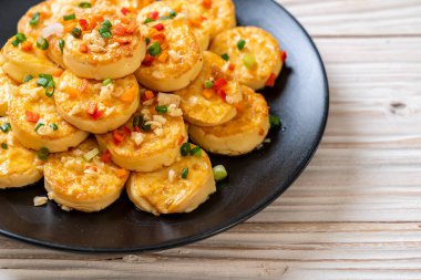 Sahanda yumurta yumuşak tofu sarımsak - sağlıklı, vegan ve sebze gıda tarzı