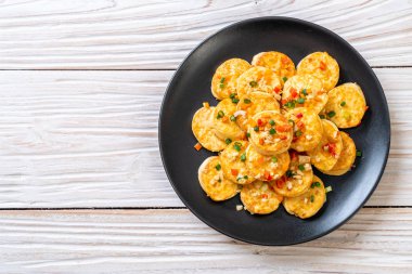 Sahanda yumurta yumuşak tofu sarımsak - sağlıklı, vegan ve sebze gıda tarzı