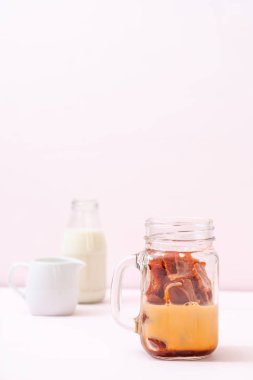 Tay çay buz küpü ile ahşap arka plan üzerinde süt