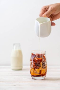 Tay çay buz küpü ile ahşap arka plan üzerinde süt