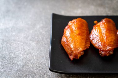 Barbekü tavuk kanadı sosu ile