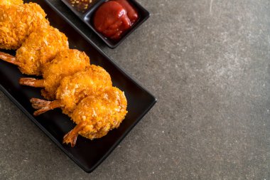 Derin kızarmış karides soslu