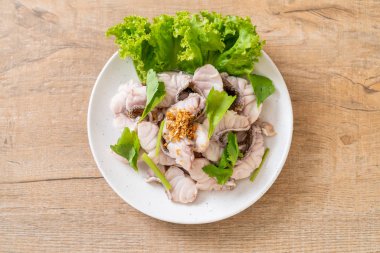 Soslu ve sebzeli haşlanmış balık sosu.