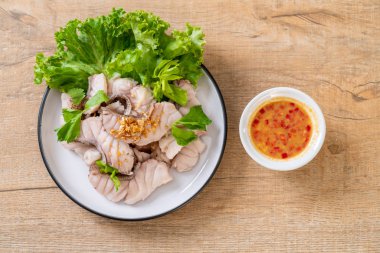 Soslu ve sebzeli haşlanmış balık sosu.