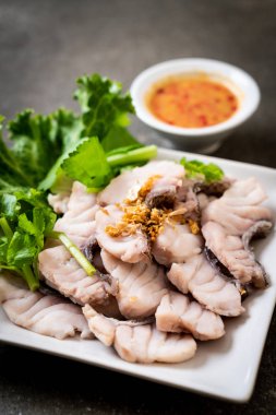 Soslu ve sebzeli haşlanmış balık sosu.