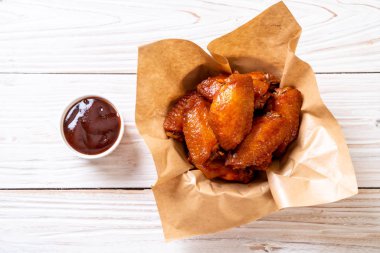 Barbekü tavuk kanadı sosu ile