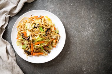 tavada kızartılmış yakisoba noodle sebzeli - vegan ve vejetaryen yiyecekler
