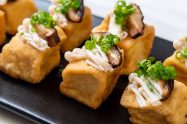 Shitake Mantarlı ızgara Tofu ve Altın İğne Mantarı - sağlıklı, vejetaryen veya vejetaryen yemek tarzı