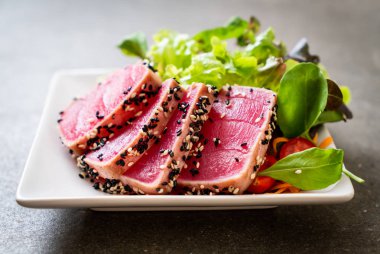 Taze ton balığı ve sebze salatası. Sağlıklı yemek.