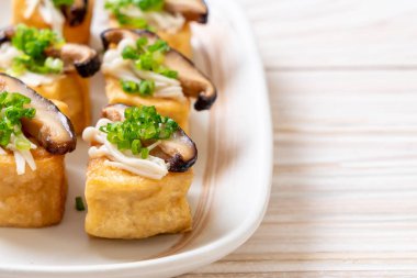 Shitake Mantarlı ızgara Tofu ve Altın İğne Mantarı - sağlıklı, vejetaryen veya vejetaryen yemek tarzı