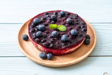 Ahşap arka planda ev yapımı yaban mersinli kek.