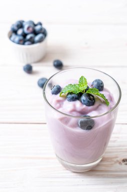 Taze yaban mersinli ev yapımı yoğurt