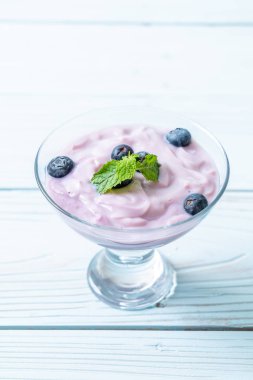 Taze yaban mersinli ev yapımı yoğurt