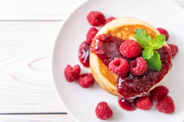 Taze ahududu ve frambuaz sos ile gözleme