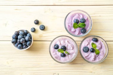 Taze yaban mersinli ev yapımı yoğurt