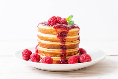 Taze ahududu ve frambuaz sos ile gözleme