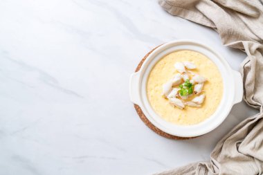 Çiğ yengeçli haşlanmış yumurta.