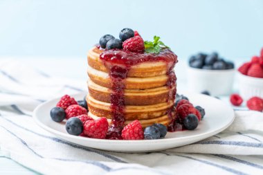 Taze ahududu ve yabanmersinli gözleme.