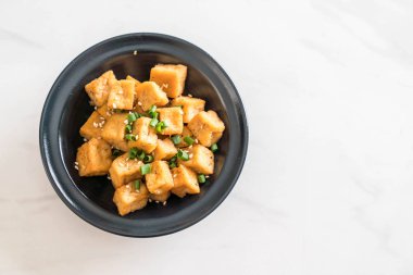 Susam - sağlıklı ve vegan gıda tarzı ile bir kase içinde kızarmış Tofu