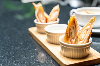 soslu kızarmış jambon ve peynirli böreği