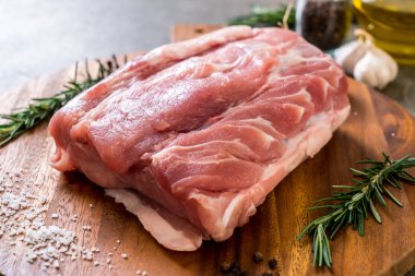 taze domuz ham filetosu ahşap tahta üzerinde