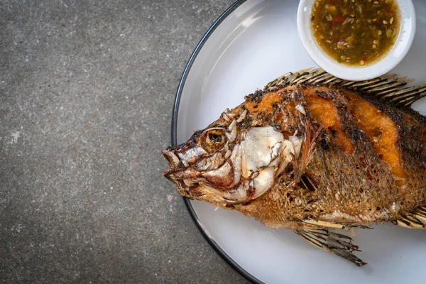 Peixe Frito Com Molho Picante Frutos Mar — Fotografia de Stock