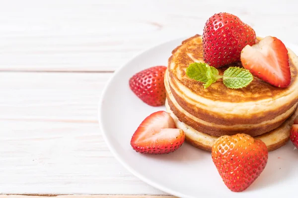 Souffleurpfannkuchen Mit Frischen Erdbeeren — Stockfoto