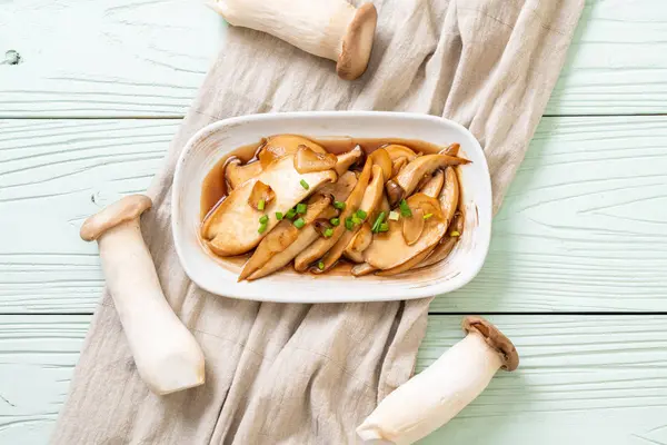 İstiridye soslu kızarmış kral istiridye mantarı. Sağlıklı, vejetaryen ya da vejetaryen yemek tarzı.