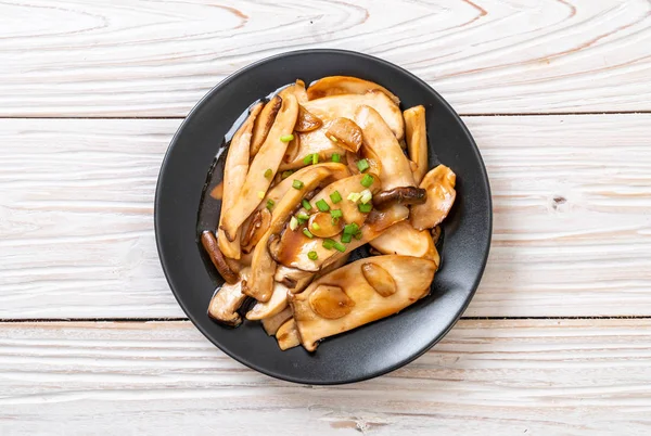 İstiridye soslu kızarmış kral istiridye mantarı. Sağlıklı, vejetaryen ya da vejetaryen yemek tarzı.