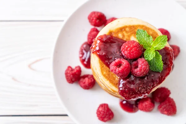 Taze ahududu ve frambuaz sos ile gözleme