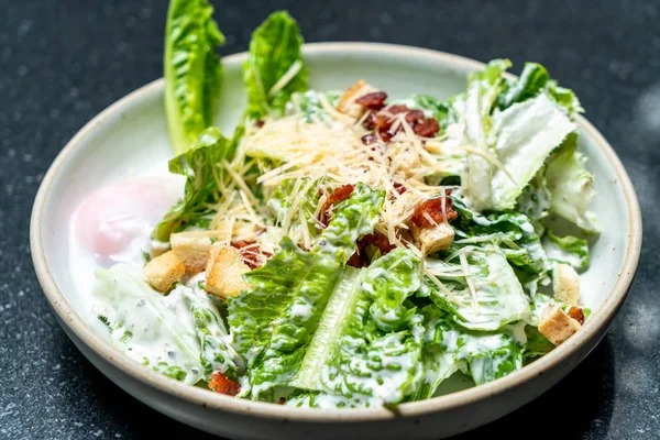 Sezar salata kasesi ile yumurta - sağlıklı gıda tarzı