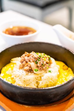 pirinç yumurta - Asya tarzı ile tavada kızartılmış sığır eti