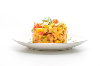 Beyaz arka planda yaban mersinli karışık meyve salatası (elma, mısır, papaya, ananas)