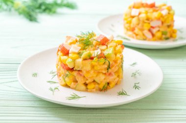 meyve salatası (elma, Mısır, papaya, ananas) - yengeç sopa ile karışık sağlıklı gıda tarzı