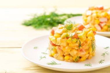 meyve salatası (elma, Mısır, papaya, ananas) - yengeç sopa ile karışık sağlıklı gıda tarzı