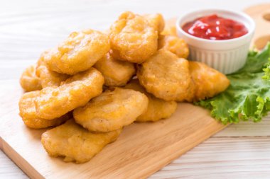 Soslu tavuk nugget, sağlıksız yemek.
