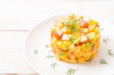 meyve salatası (elma, Mısır, papaya, ananas) - yengeç sopa ile karışık sağlıklı gıda tarzı