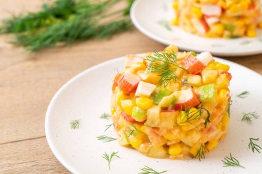 meyve salatası (elma, Mısır, papaya, ananas) - yengeç sopa ile karışık sağlıklı gıda tarzı