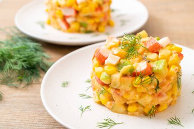 meyve salatası (elma, Mısır, papaya, ananas) - yengeç sopa ile karışık sağlıklı gıda tarzı