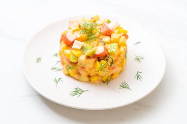 meyve salatası (elma, Mısır, papaya, ananas) - yengeç sopa ile karışık sağlıklı gıda tarzı