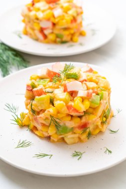 meyve salatası (elma, Mısır, papaya, ananas) - yengeç sopa ile karışık sağlıklı gıda tarzı