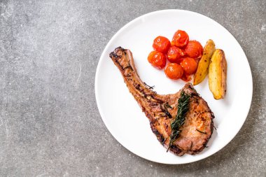 domuz eti biftek plaka üzerinde