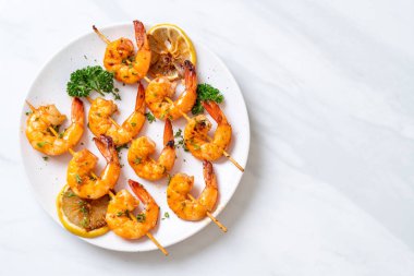 Limon - deniz ürünleri tarzı ile ızgara kaplan karides şiş