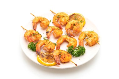 Beyaz arka plan üzerinde izole limon ile ızgara kaplan karides şiş