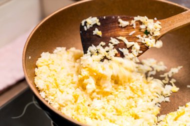 Pan kızarmış pilav pişirme