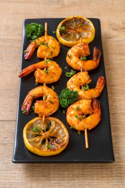 Limon - deniz ürünleri tarzı ile ızgara kaplan karides şiş