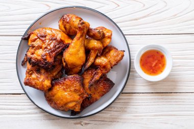 Masada ızgara ve ızgara tavuk.