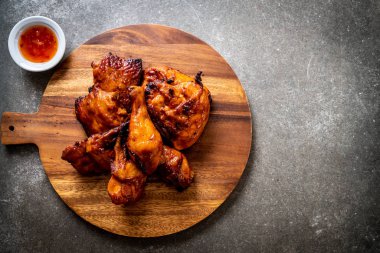 Masada ızgara ve ızgara tavuk.