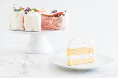 Beyaz arka plan üzerinde izole vanilyalı kek